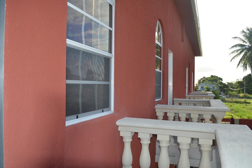 Montecristo Inn Piarco Bagian luar foto