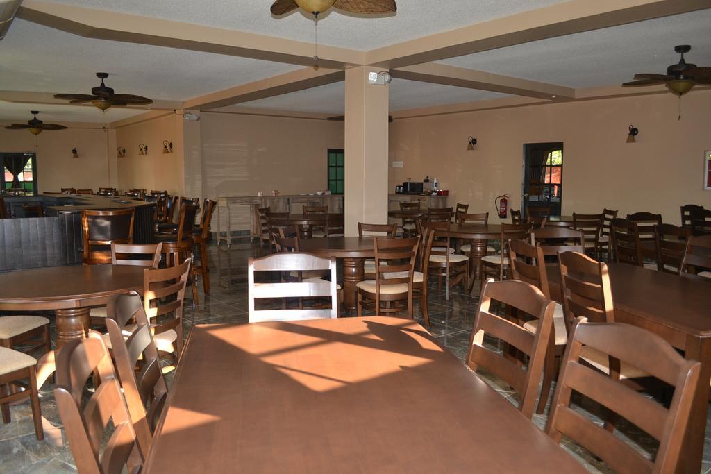 Montecristo Inn Piarco Bagian luar foto