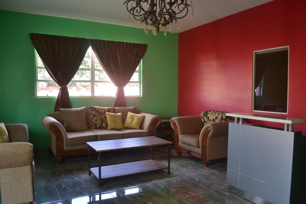 Montecristo Inn Piarco Bagian luar foto