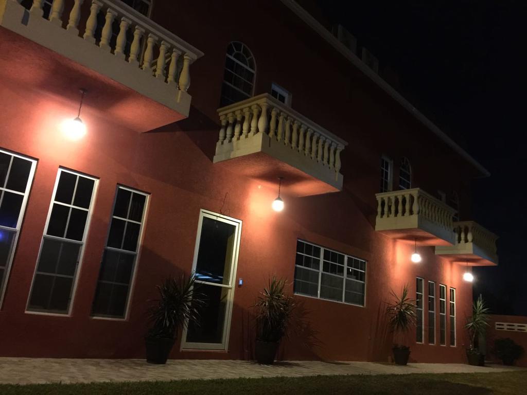 Montecristo Inn Piarco Bagian luar foto